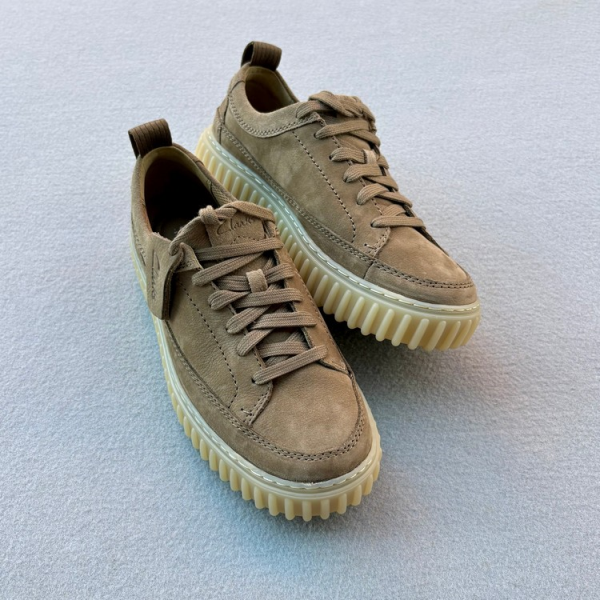 CLARKS ZAPATO TORHILL LACE DARK SAND NUBUCK